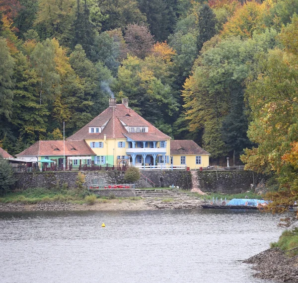 房子在湖中，波兰 — 图库照片