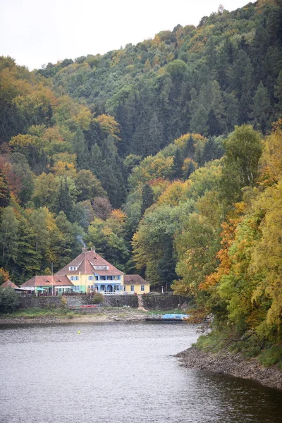 ポーランドの湖の家 — ストック写真