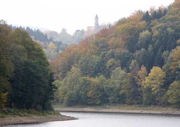 Grodno hrad tyčící se nad lubachow jezera v Polsku — Stock fotografie