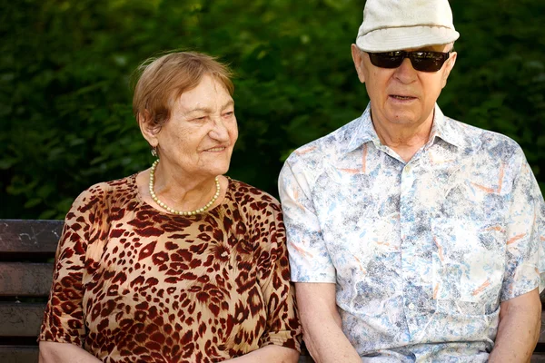 Senioren koppel in het park — Stockfoto