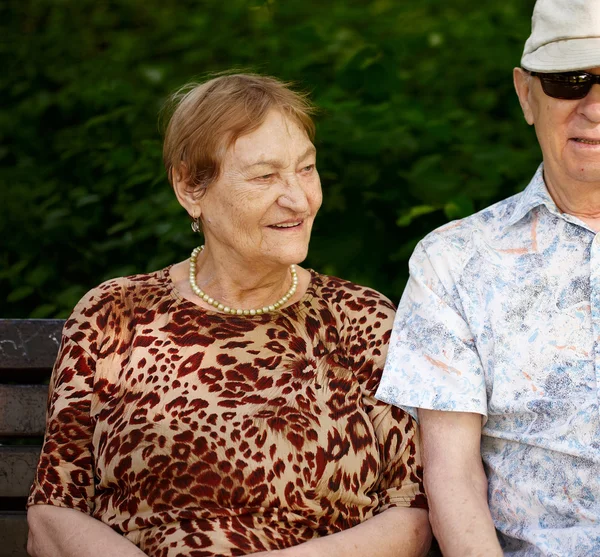 Senior couple in the park — Stock Photo, Image