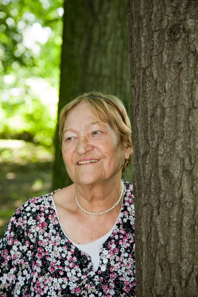 Feliz mujer mayor en el bosque —  Fotos de Stock