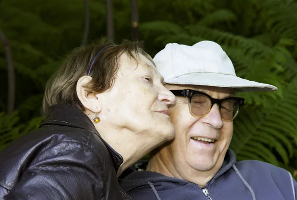 Happy senior couple in the park — Stock Photo, Image