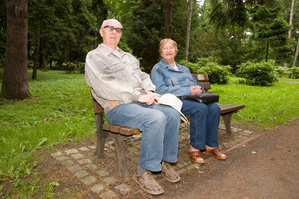 Feliz pareja de ancianos en el parque — Foto de Stock