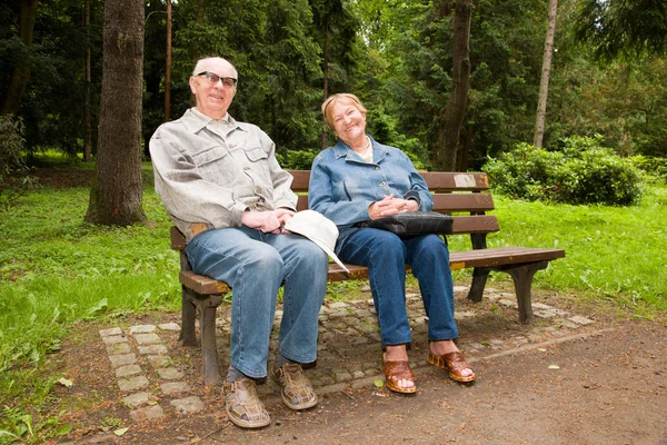 Feliz casal sênior no parque — Fotografia de Stock