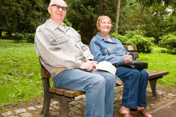 Счастливая пожилая пара в парке — стоковое фото
