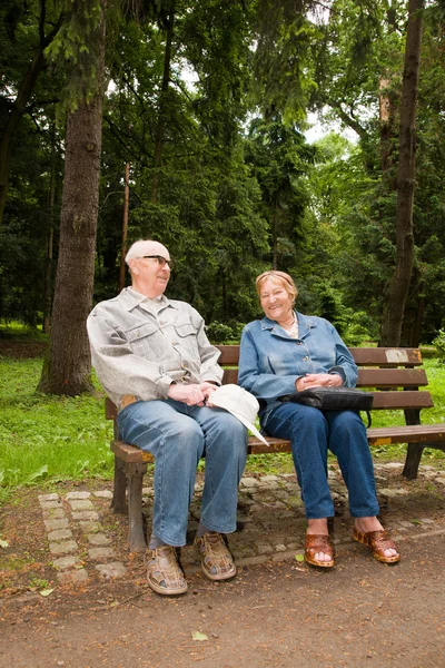 Happy senior couple in the park — Stock Photo, Image