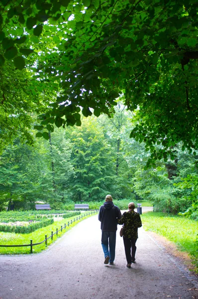 Senior par i parken — Stockfoto