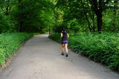 genç güzel beyaz kadın yaz Park'ta jogging.