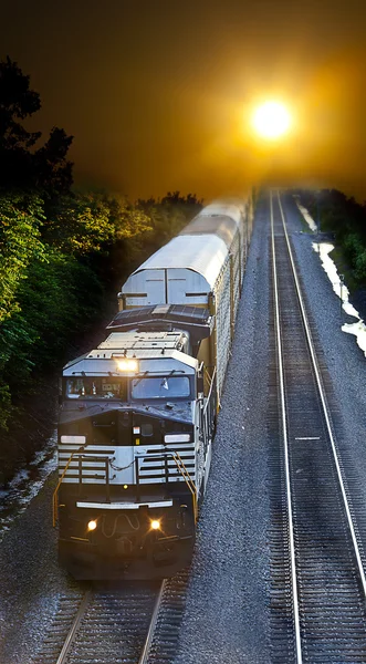 Treno merci al tramonto — Foto Stock
