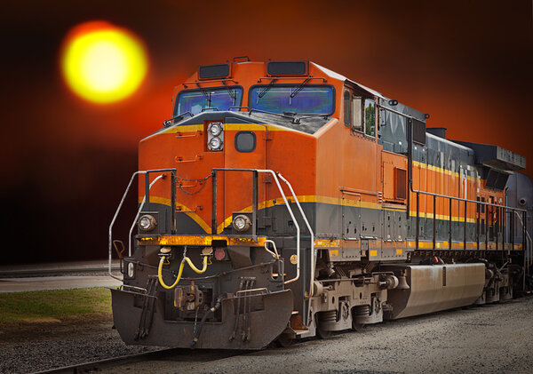 Грузовой поезд ночью
