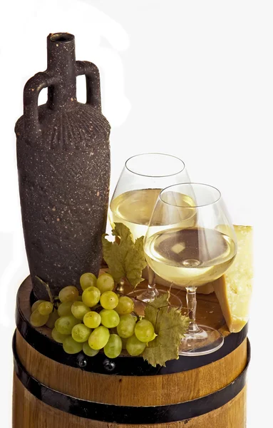 Copa de vino con vino blanco y botella — Foto de Stock