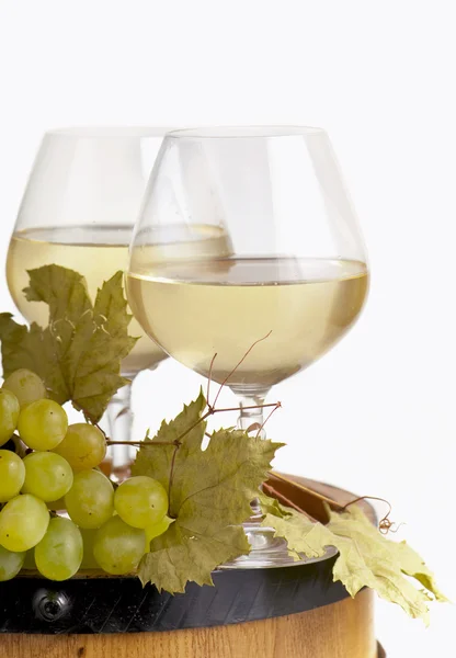 Стеклянное вино на белом фоне — стоковое фото