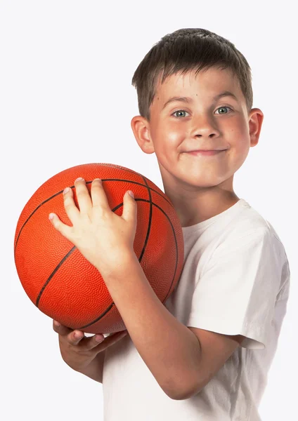 Menino jovem na equipe de basquete — Fotografia de Stock