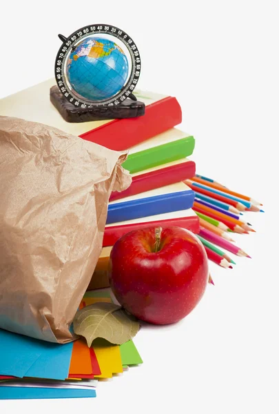 Bolsa de almuerzo de papel con manzana roja — Foto de Stock