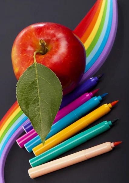 Siyah arkaplanda renkli kalemler — Stok fotoğraf