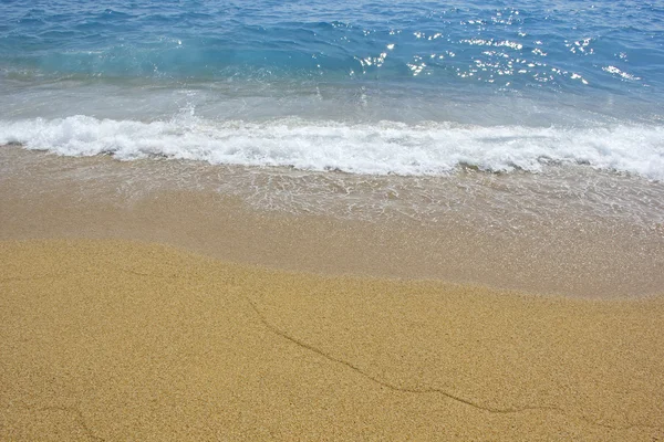 Água limpa e transparente na linha de costa — Fotografia de Stock