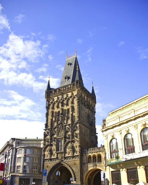 Brug toren aan het ene uiteinde van charles bridge op de Moldau in Praag, Tsjechië — Stockfoto