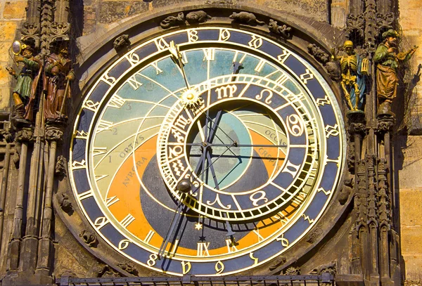 天文钟在布拉格 （捷克共和国） 在旧城广场. — 图库照片