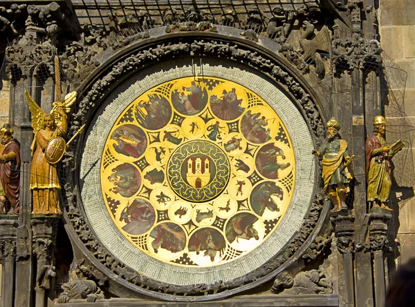 Detalle sobre Reloj Astronómico (Praga Orloj) situado en la torre del reloj y una paloma volando frente a ella. Praga, República Checa — Foto de Stock