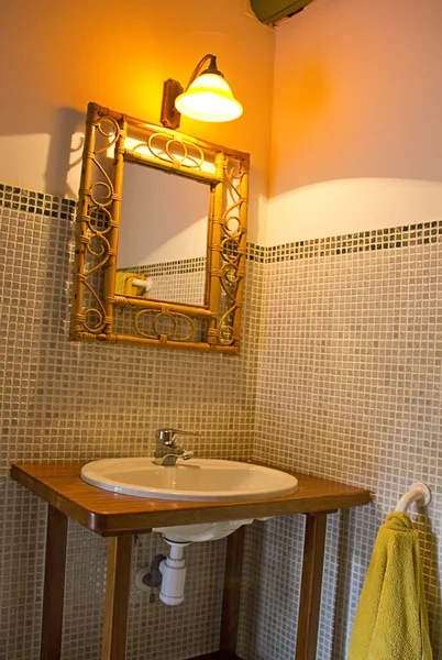 Kamar mandi kosong didekorasi dengan gaya retro — Stok Foto
