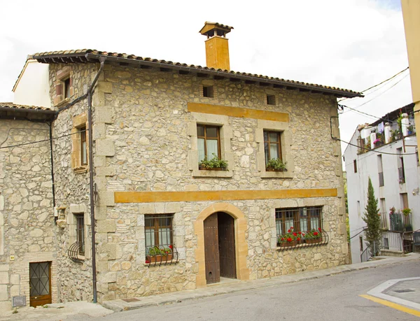 Lantligt hus i typisk i en spansk stad — Stockfoto