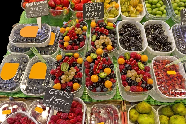 果物市場 (ボケリア、バルセロナの有名な市場) — ストック写真