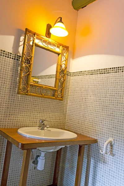 Kamar mandi kosong didekorasi dengan gaya retro — Stok Foto