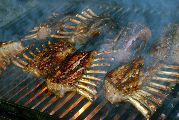 Rack of lamb frying on grill — Stock Photo, Image