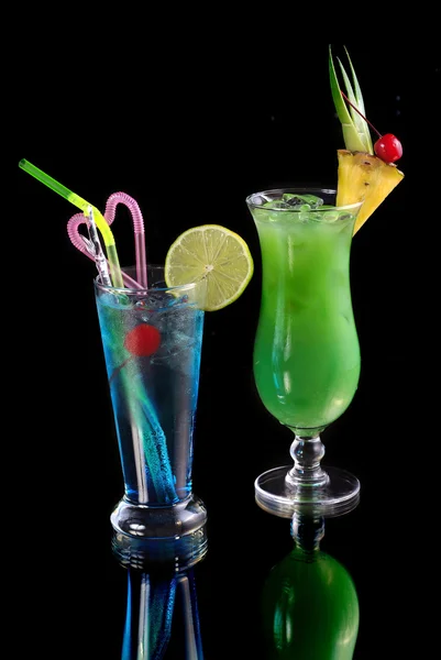 Green cocktail with pineapple and blue cocktail — Stock Photo, Image