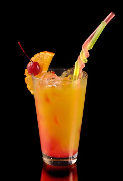 Cocktail de laranja com uma cereja — Fotografia de Stock