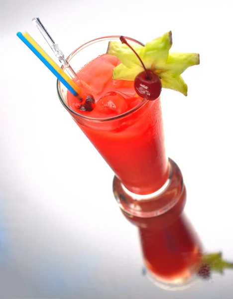 Martini koktejl s ledem a karambol — Stock fotografie