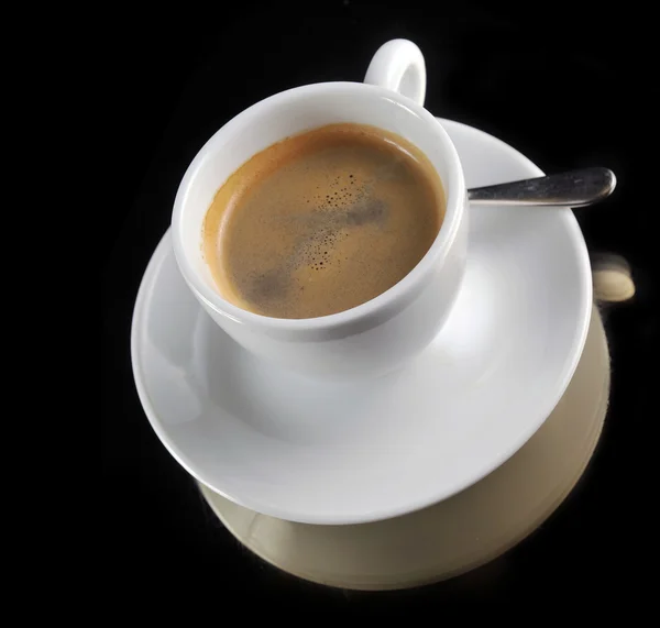Taza de café en el negro — Foto de Stock