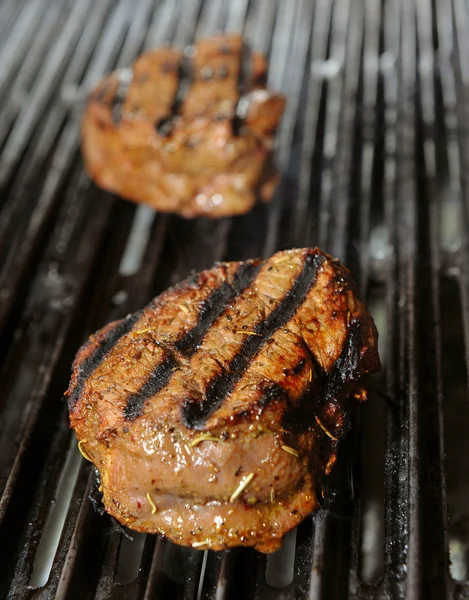 Hovězí steak vaření na gril s otevřeným ohněm — Stock fotografie