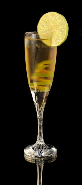 Жовтий коктейль у склянці з лаймом — стокове фото
