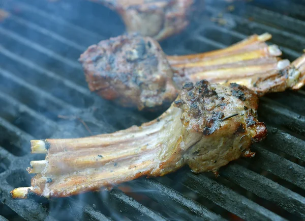 Rack of lamb frying on grill — Stock Photo, Image