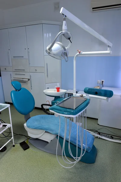 Moderna silla de dentista en una sala médica — Foto de Stock