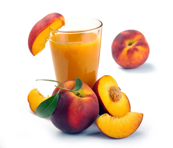 Персиковый сок в стакане фруктов — стоковое фото
