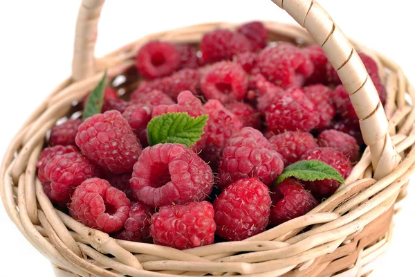 Fresh sweet raspberries in a wicker basket — Stock Photo, Image