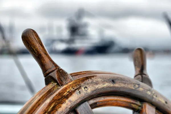 Steuerrad-Segelboot — Stockfoto