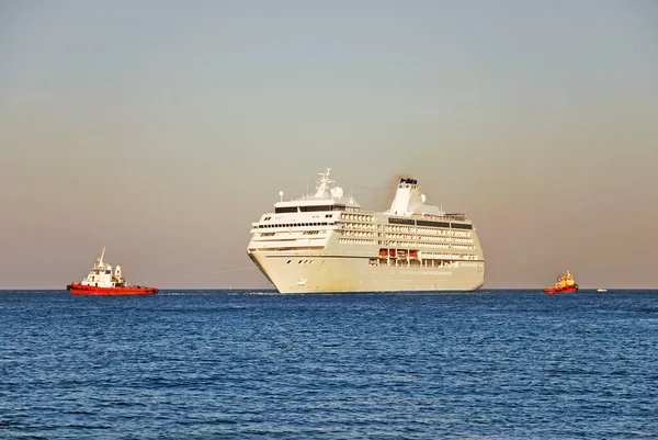 stock image Cruise ship and two tugboats