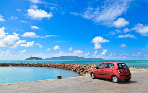 Auto sulla spiaggia tropicale — Foto Stock