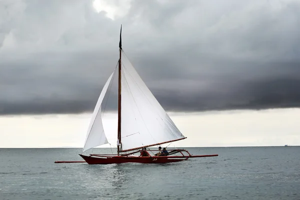 Одинокая лодка у океана — стоковое фото