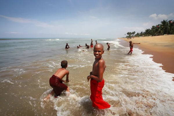Jóvenes budistas en el océano —  Fotos de Stock