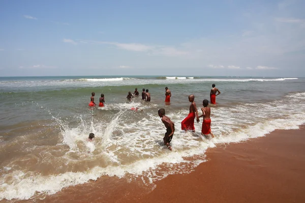 Jeunes bouddhistes à l'océan — Photo