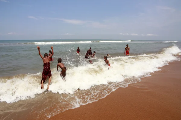 Jovens budistas no oceano — Fotografia de Stock