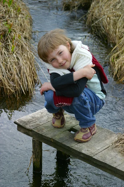 Dívka u řeky — Stock fotografie
