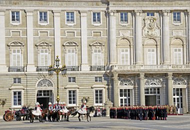 Madrid - 8 Aralık: askeri törenle Prens asturias felipe de borbon ve letizia ortiz tarafından 8 Aralık 2011 başkanlık madrid, İspanya Kraliyet Sarayı'nda nöbet değiştirme