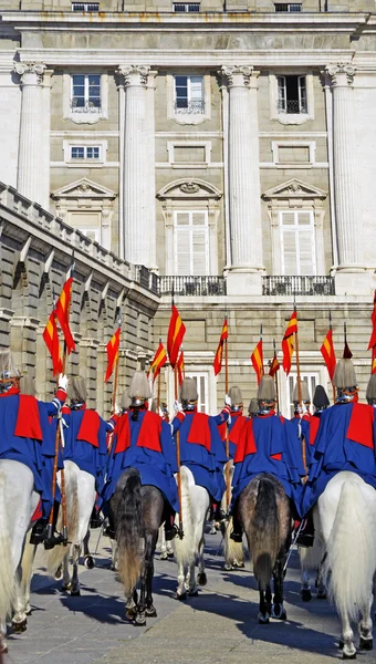 เมดริด 8 ธันวาคม: พิธีการทางทหารของการเปลี่ยนแปลงยามที่พระราชวังหลวงในวันที่ 8 ธันวาคม 2011 ในมาดริด, สเปน — ภาพถ่ายสต็อก