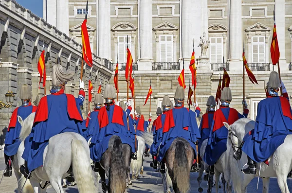 Madryt - 8 grudnia: wojskowych ceremonia zmiany warty przy Pałacu Królewskim na 8 grudnia 2011 r. w Madrycie, Hiszpania — Zdjęcie stockowe